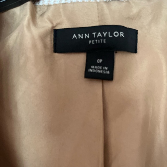 Ann Taylor beautiful Petite Blazer for Women. - Picture 7 of 16
